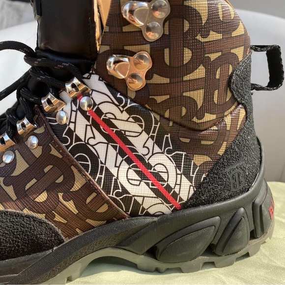 Burberry bridle brown monogrammed hiking boots 6.5 - Picture 3 of 4